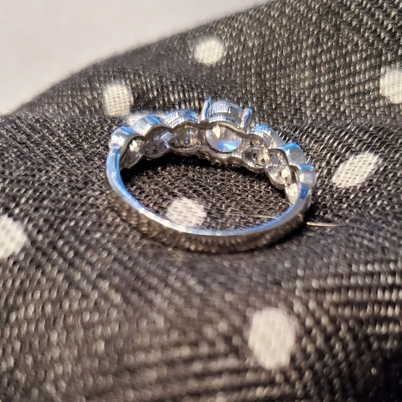 9/$30 ππ€ NWOT Silver ring with faux diamonds centre faux diamond - Picture 7 of 9